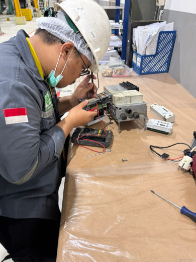 Teknisi MMG memperbaiki komponen elektronik